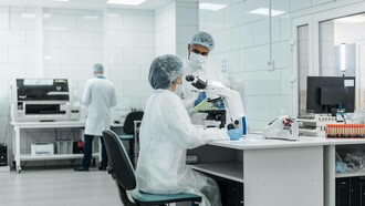 A scientist in the laboratory using AI to create a treatment plan for a patient