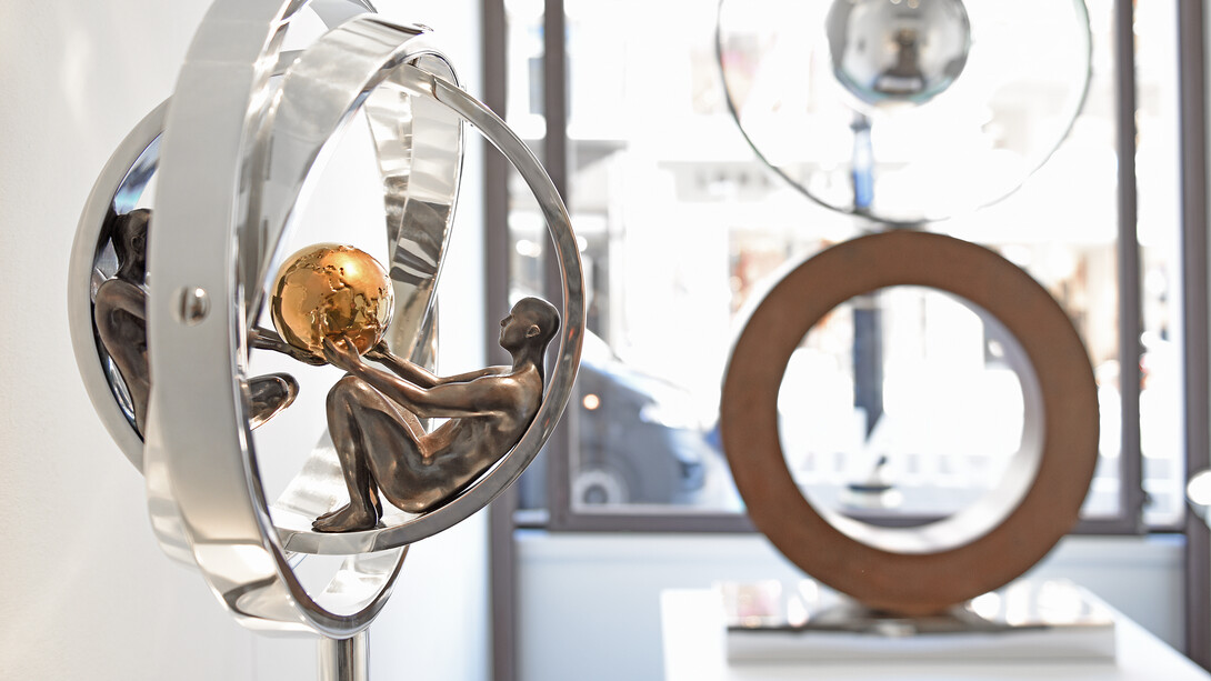 Lorenzo Quinn, Centre Of My Universe. Courtesy of Halcyon Gallery