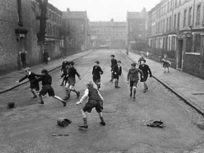 Jugando al fútbol en la calle para, pasados los años, por descubrir en el medio del invierno el verano invencible de un tiempo perdido