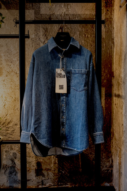 La prima collezione di jeans biodegradabile e compostabile della storia