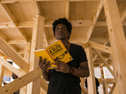 Coletivo Legítima Defesa
Performance RE- EXISTÊNCIA NEGRX durante a abertura da exposição Somos Muit+s, que aconteceu como parte da programação de untitled 2019 (demo station n.7), o palco para demonstrações proposto pelo artista tailandês Rirkrit Tiravanija.
Foto: Levi Fanan / Pinacoteca
