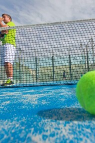 Pelota sobre la pista de padel