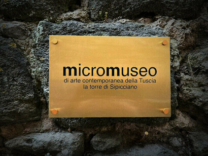 MicroMuseo di Arte Contemporanea della Tuscia, Italia. Targa