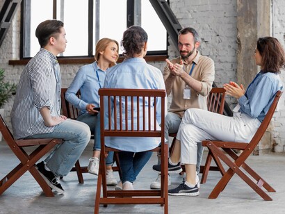Il counseling è un'attività di supporto e orientamento che mira ad aiutare le persone a superare difficoltà personali, emotive o relazionali, migliorando il loro benessere e la qualità della vita