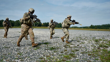 Exercícios do exército americano. Os EUA gastam um trilião de dólares em armamento, mas certamente não é suficiente porque os empresários da guerra inventam desvantagens dos EUA