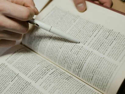 Sedução onírica do Verbo que se faz carne ao correr da pena, da escrita líquida solidificada pelo desejo de ser lido e reescrito, amado, querido, por ti leitor: o parente mais próximo das personagens