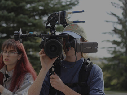 Periodistas grabando contenido. La criminalización del pensamiento y la opinión no es algo nuevo en Venezuela