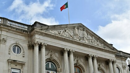 Detalhes da fachada do Paços do Concelho de Lisboa, edifício histórico que simboliza a administração pública portuguesa. O artigo questiona até que ponto as decisões políticas refletem a realidade vivida pelos cidadãos