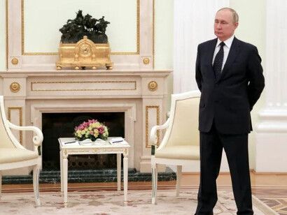 Vladimir Putin em sua sala de espera