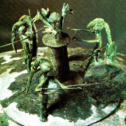Particolare del coperchio piceno con guerrieri intorno al totem, trovato nella necropoli picena di Pitino di San Severino, Museo Archeologico Nazionale delle Marche, Ancona, Italia