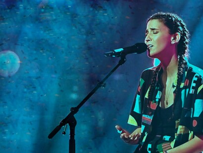 Maro em seu show. Seja por ser uma cantora estudiosa de música ou pela sua capacidade em transitar pela música atual e manter a essência da música portuguesa mais antiga. Será no futuro muito reconhecida por seu talento e sua dedicação como cantora e multi-instrumentista. Onde encantará muitas pessoas com seu repertório musical bem estruturado e seu excelente domínio e qualidade da voz. Certamente, muitas parcerias musicais viram. Seja em Portugal ou no exterior