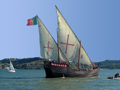 Portugal desempenhou um papel crucial no avanço da globalização ao liderar a exploração de novas rotas marítimas e territórios