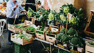 Fai una lista della spesa. Prima di andare al supermercato, pianifica i pasti e scrivi solo ciò che ti serve per evitare acquisti impulsivi 