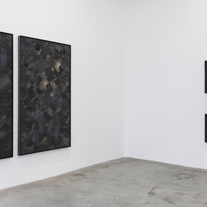 Lee Bae, View of the exhibition “Black Mapping” at Perrotin Paris (March 17 – May 26, 2018). Photo: Claire Dorn / Courtesy Perrotin