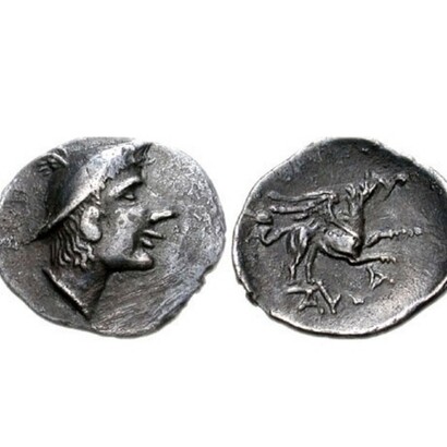 Diobolo, da Alba Faucens, Lazio, Italia. Moneta con Ermes e grifone 