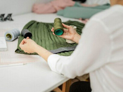 El proceso de coser requiere concentración, paciencia y atención al detalle, cualidades que nos obligan a desacelerar