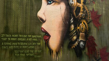 "É preciso coragem para lutar por algo que tantos consideram uma causa perdida. Uma mente forte para dar vida a essa causa e provar que estão errados. Mantenha seu coração verdadeiro e sua mente forte.", graffiti em Detroid, Estados Unidos. Nas paredes o povo diz o que quer dizer e que a sociedade precisa ler