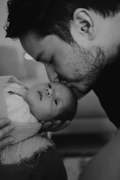 Bebé recibe un amoroso beso en la cabeza