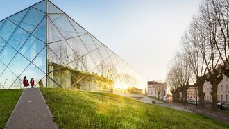 Construcción piramidal de vidrio. Foto: Sergio Grazia