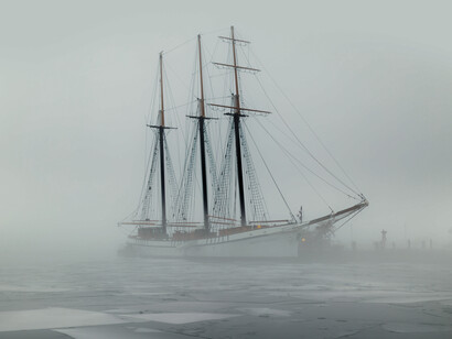 Barco atracado en un puerto entre la niebla
