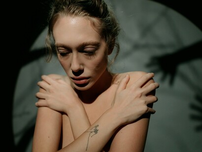 Mulher atormentada. Outro fato observado é que a crise da meia idade costuma atingir mais as classes médias ou altas, pois nessas classes é possível deixar o emprego para refletir melhor sobre suas escolhas e objetivos de vida, sem se prejudicar financeiramente