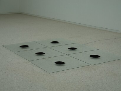 Music for the Eyes, 1981, 3 paires de haut-parleurs, reliées par du feutre blanc, câble audio, CD, lecteur CD, dimensions variables
3 pairs of speakers, linked by white felt, audio wires, CD, CD player, variable size