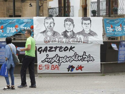 Cartel a favor de tres de los acusados 
