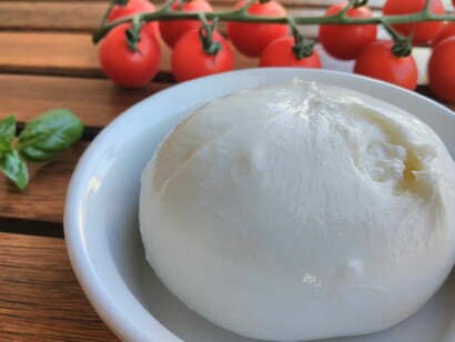 Nel dialetto napoletano l’ultima vocale è appena pronunciata e mozzarella diventa "mozzarell'"