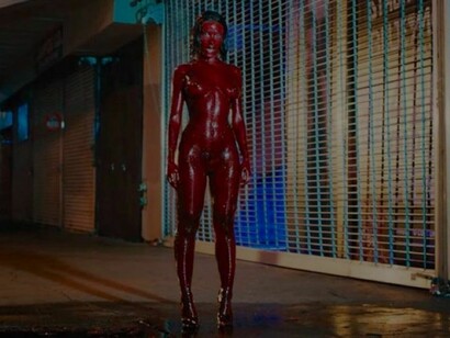 ‘Scarlet’ faz a sua aparição no videoclipe de Attention (2023)