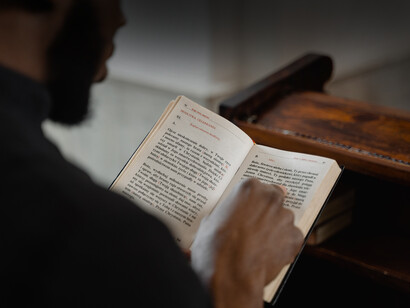 Religione e fondamentalismo. L’ ubbidienza ferrea ai dettami religiosi spesso guida i propri componenti a vivere una vita parallela alla società in cui vivono, sacrificando la propria libertà, omologandosi all’intera comunità e attuando prassi e stili di vita comuni