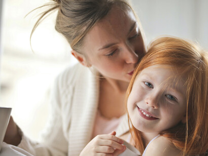 Mãe mima a filha enquanto milhares de reflexões passam em sua cabeça