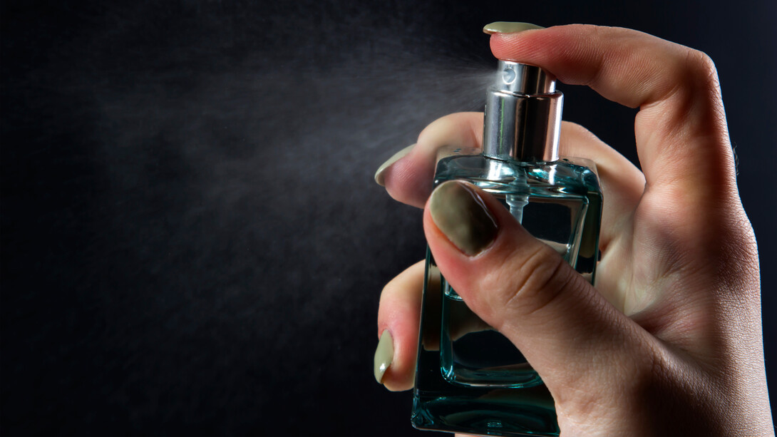 Perfume. É a personalidade de uma marca transmitida pelo cheiro, muito comum sentirmos certos cheiros e lembrarmos de locais