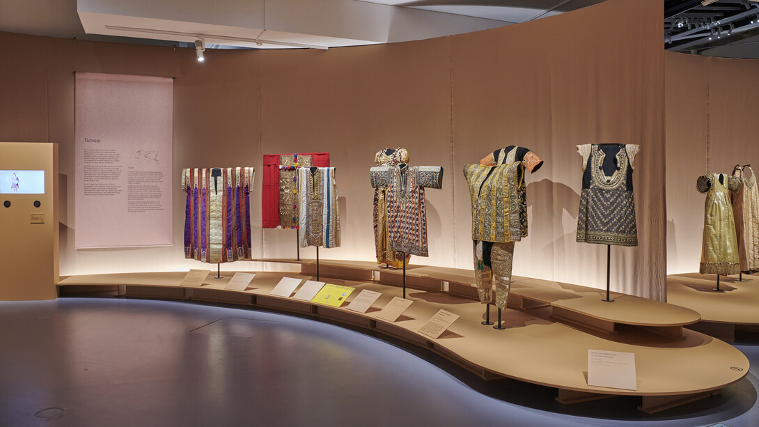 Au fil de l'or. El arte de vestir de oriente al sol naciente, vista de exhibición. Cortesía del Musée du Quai Branly