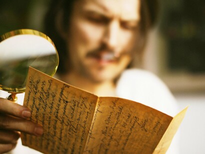 Pesquisador examina anotações pessoais para estudo biográfico. O papel do biógrafo em um mundo saturado de informações é se tornar um curador. A tarefa não é apenas selecionar e organizar fatos, mas interpretar, contextualizar e até mesmo questionar essas narrativas