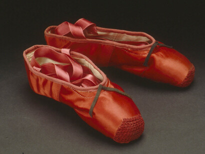 Freed of London (founded in 1929), red
ballet shoes made for Victoria Page (Moira
Shearer) in The Red Shoes (1948), silk
satin, braid and leather, England, 1948.
Photograph reproduced with the kind
permission of Northampton Museums
and Art Gallery
