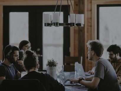 Las responsabilidades deben distribuirse adecuadamente entre los miembros del equipo de marketing digital, para lograr los resultados esperados y no sobrecargar a los trabajadores