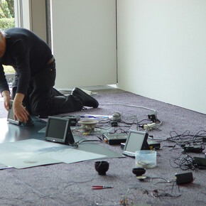 Rolf Julius setting up the exhibition Noiseless at the National Museum of Modern Art in Kyoto in 2007. Credits : Maija Julius