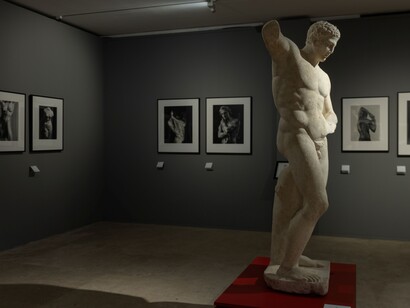 'Robert Mapplethorpe. Le forme della bellezza' sono esposti i grandi capolavori: i ritratti di personaggi famosi del mondo dell’arte, della letteratura, della musica, del cinema e una sezione dedicata al confronto con l’antico, esposte in mostra anche due sculture classiche conservate ai Musei Capitolini - la Statua di Afrodite della seconda metà del I sec. a.C. – inizi del I sec d.C. e la Statua di atleta, I secolo d.C. da un originale greco del V a.C. Museo dell'Ara Pacis, Roma, Italia. Credits immagini: Zètema Progetto Cultura