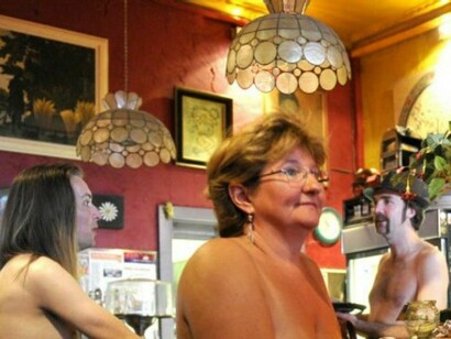 Clientes de un bar nudista