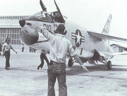 Un avión militar RF8A de la armada estadounidense preparado para despegar