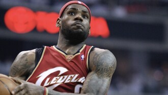 LeBron James, surnommé « King James », a marqué l’histoire de la NBA depuis ses débuts en 2003 avec les Cleveland Cavaliers