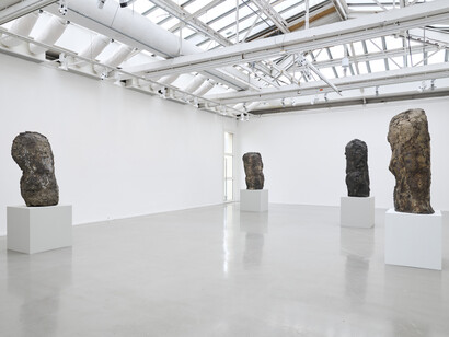 Hans Josephsohn, Josephsohn, as seen by Albert Oehlen, exhibition view. Courtesy of Musée d'Art Moderne de Paris