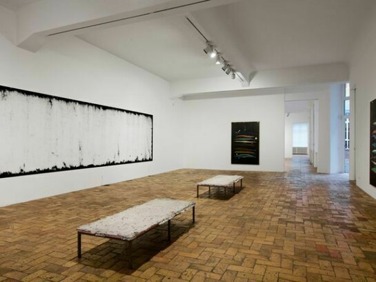 Harold Ancart, Installation views, Untitled, 2013, Pigment (charcoal powder) on wall, format variable © VW (VeneKlasen/Werner), Berlin