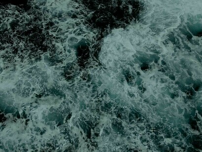 Mare agitato visto dall'alto:la materia sul piano microscopico segue implacabilmente le leggi della meccanica quantistica, dominate dal caos e dal principio di indeterminazione. Nulla sta fermo, tutto ribolle in una straordinaria varietà cangiante di stati e possibilità