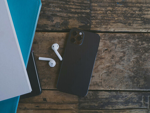 El trabajo del obrero digital se vuelve insostenible cuando se espera que gestione redes, diseñe piezas, edite videos y aplique SEO con la misma precisión que un equipo completo