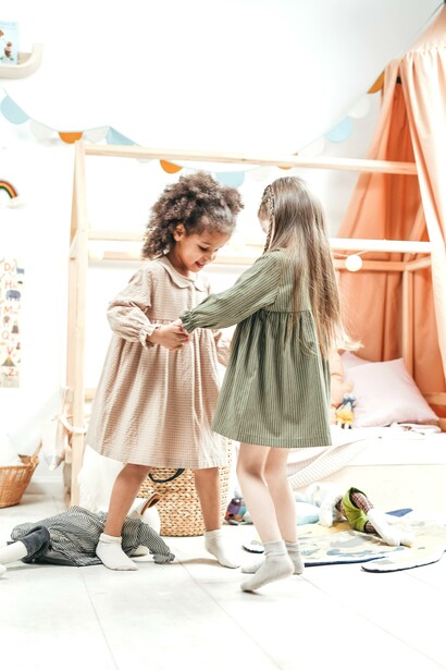 Meninas brincando juntas