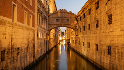 Venezia, il Ponte dei Sospiri durante il lockdown