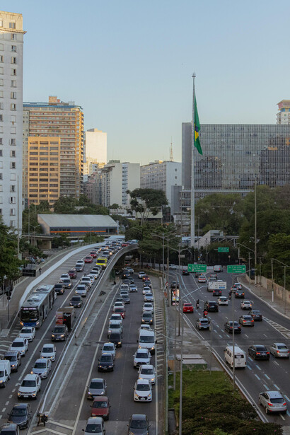 A Marginal Pinheiros apresenta desafios únicos no trânsito de São Paulo, especialmente durante o horário de rush