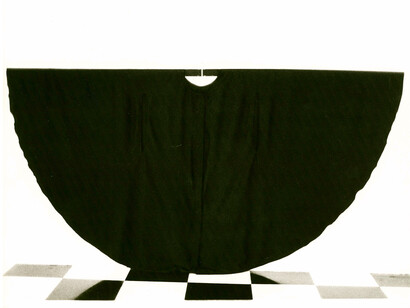Martha Araújo. Registro fotográfico da performance/instalação "Hábito Habitante", 1985. Photograph, 18 x 22 cm. Courtesy of the artist and Galeria Jaqueline Martins, São Paulo, Brazil.