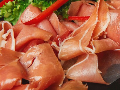 Piatto di prosciutto crudo con lattuga 